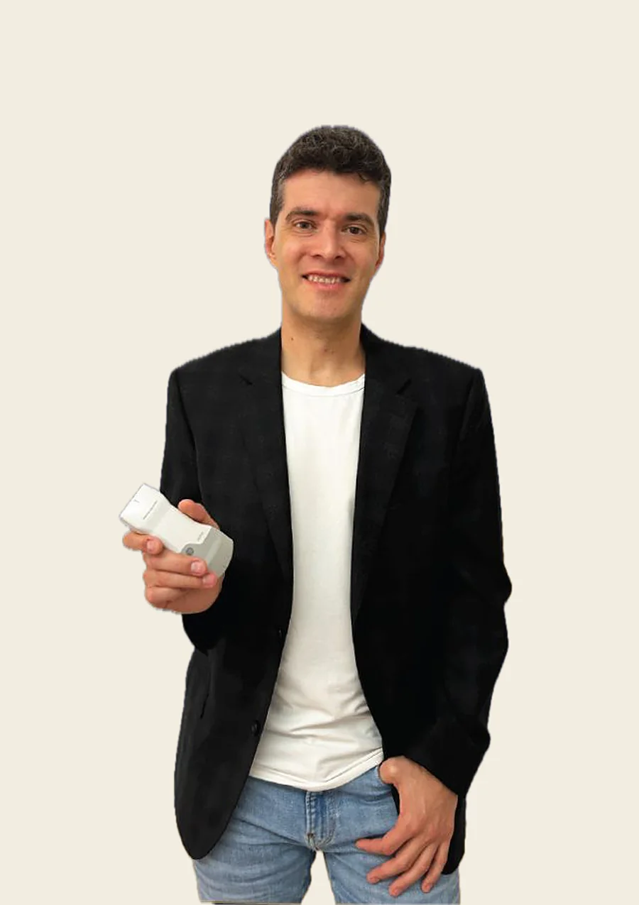 El Dr. Enrique Martínez, con un ecógrafo portátil en la mano