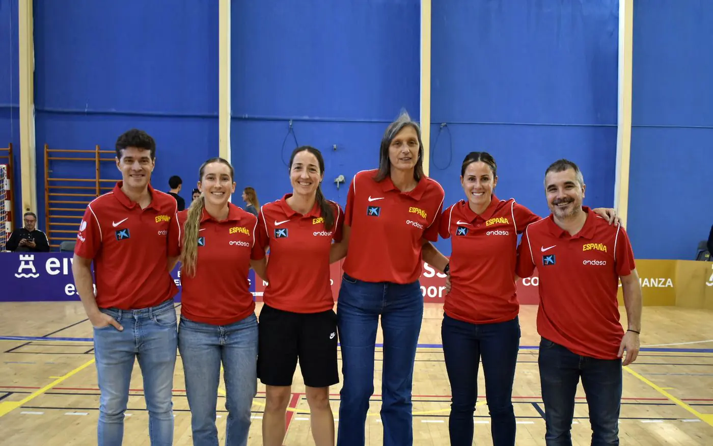 Cuerpo técnico de la Federación Española de Baloncesto en una pista