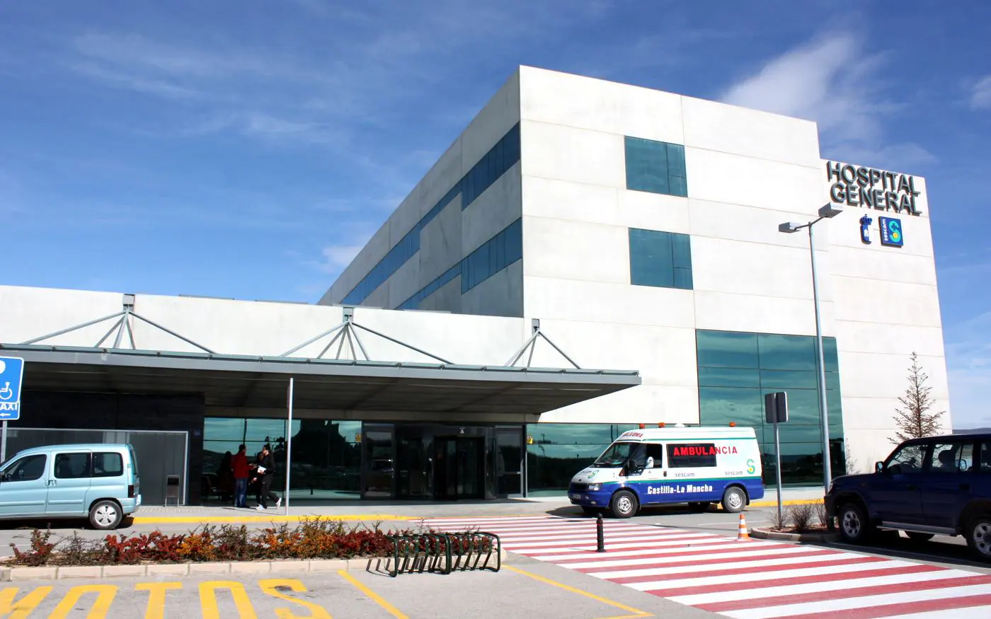Fachada y entrada de urgencias del Hospital General de Almansa